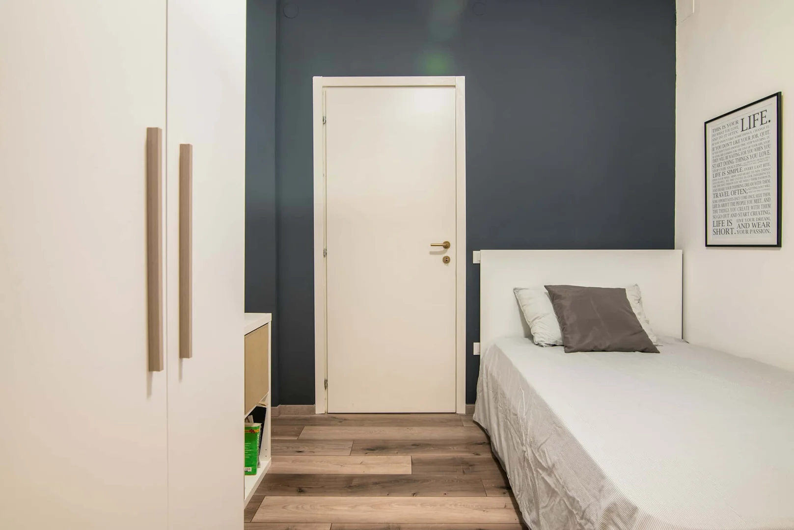 Habitación para estudiantes en con área de estudio y facilidades compartidas