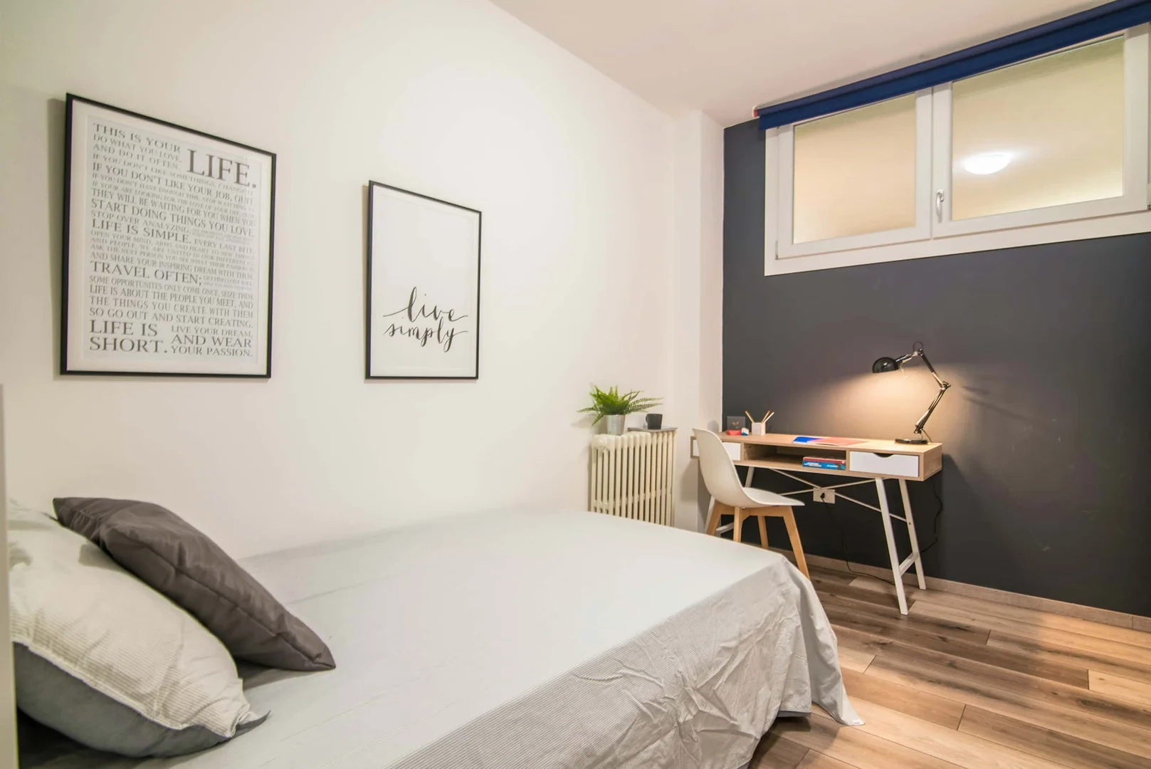 Habitación estudiantil funcional perfecta para estudiar en