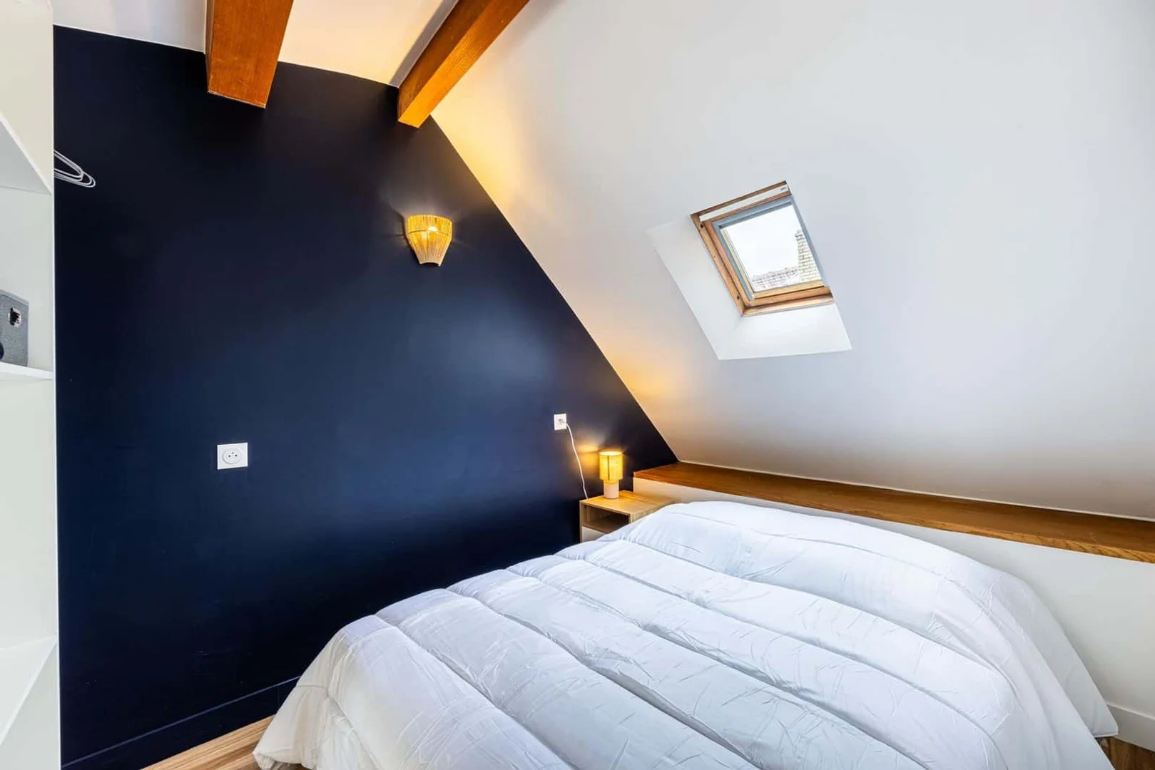 Habitación estudiantil funcional perfecta para estudiar en