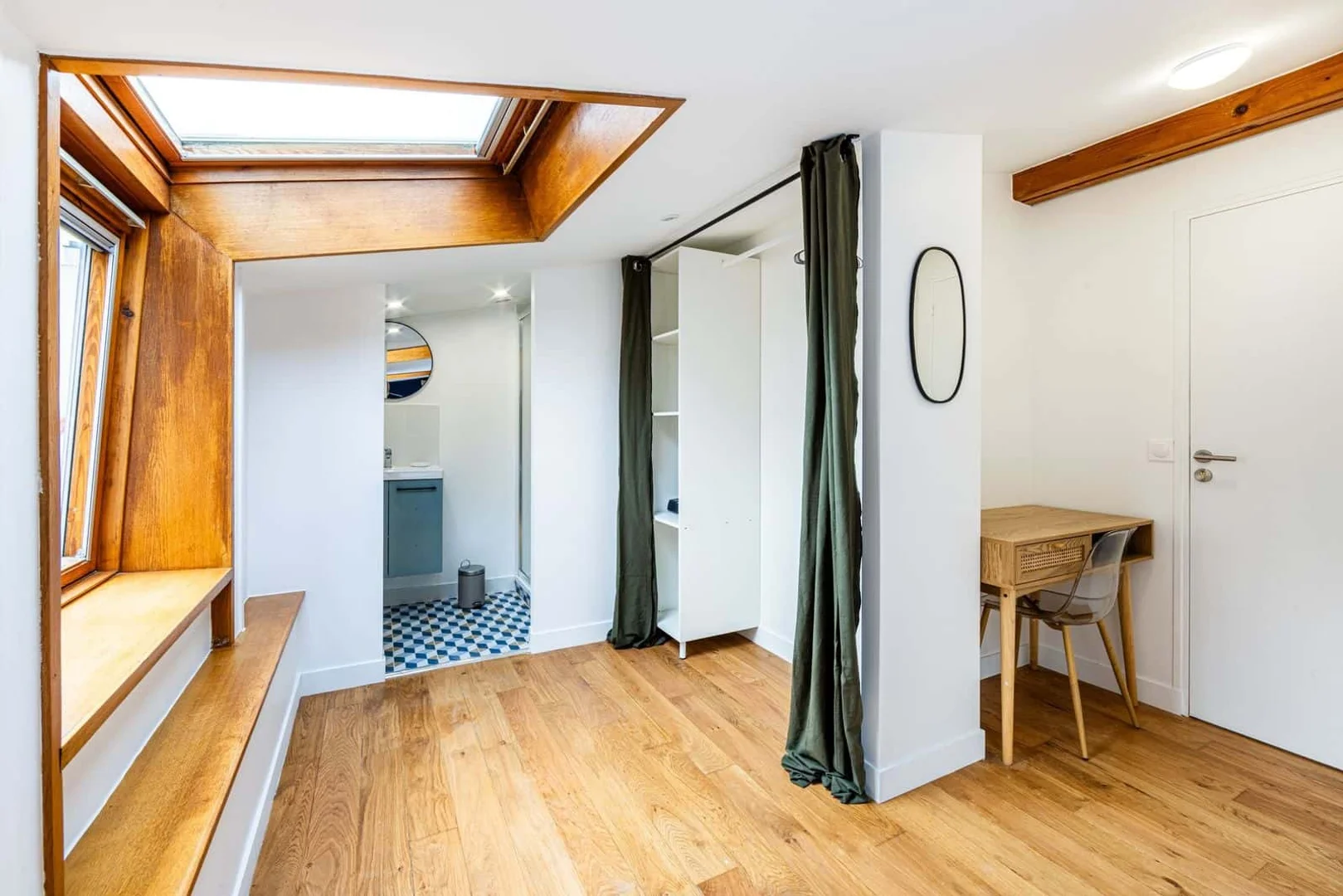 Habitación para estudiantes en con área de estudio y facilidades compartidas