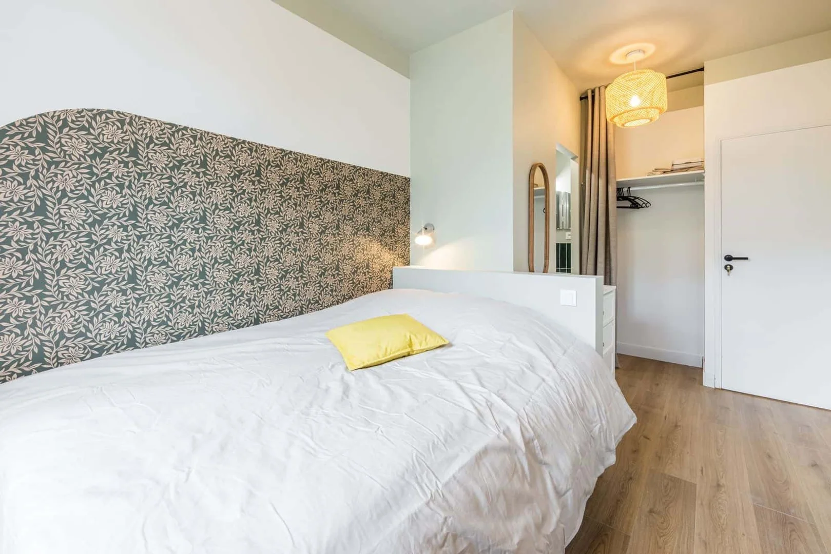 Chambre d'étudiant à avec espace d'étude et installations communes