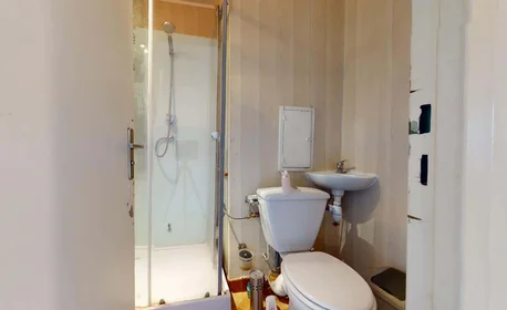 Habitación privada en 204 Rue des Chênes Bruns, 95000 Cergy, France, imagen 16 de 17
