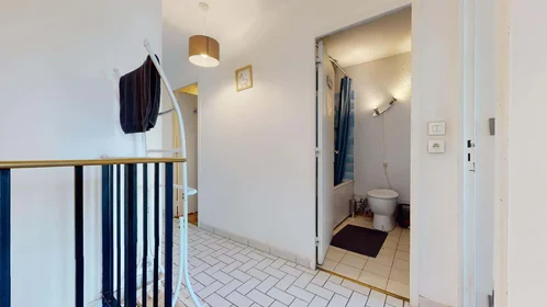Habitación privada en 204 Rue des Chênes Bruns, 95000 Cergy, France, imagen 17 de 17