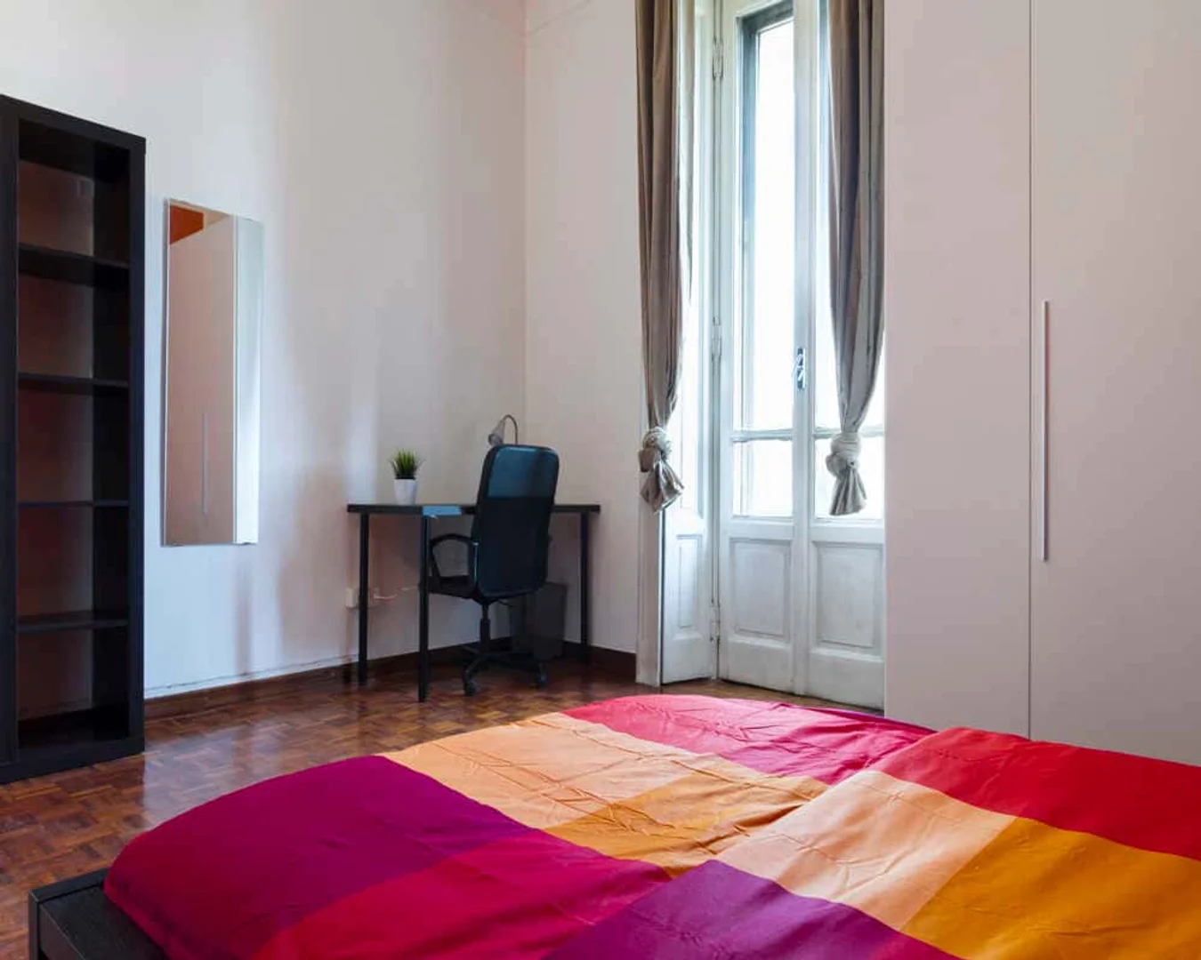Chambre abordable pour les étudiants avec un bon éclairage dans