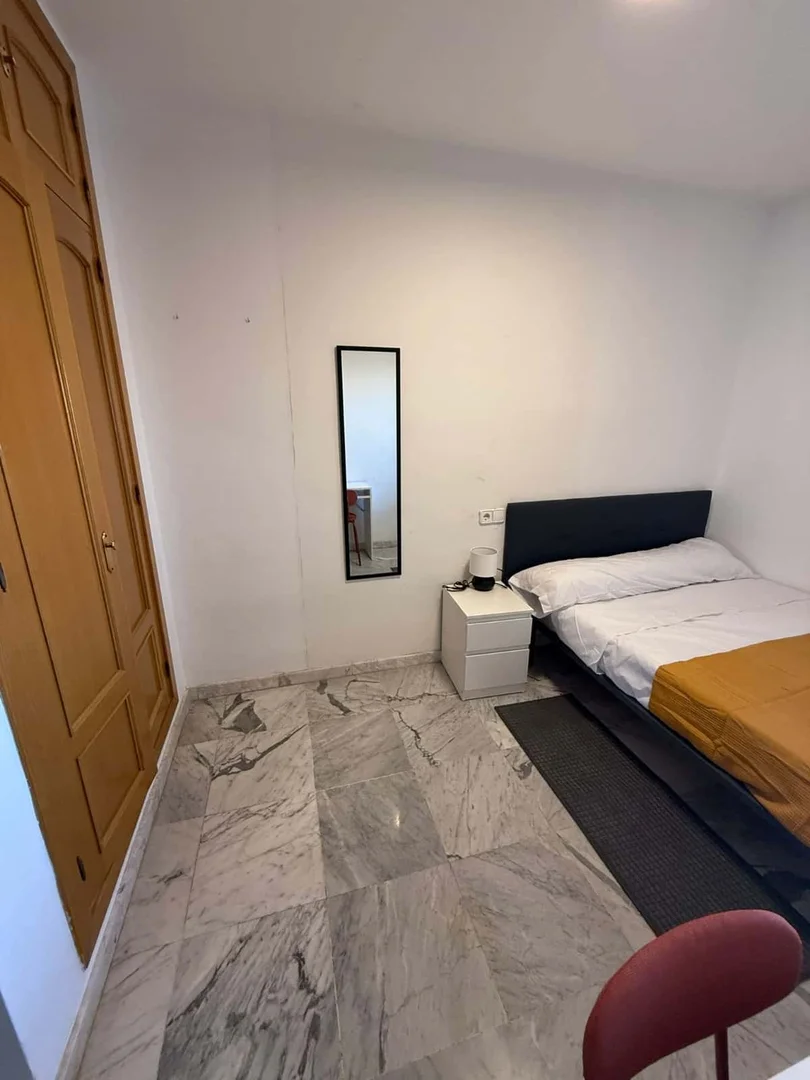 Chambre abordable pour les étudiants avec un bon éclairage dans 