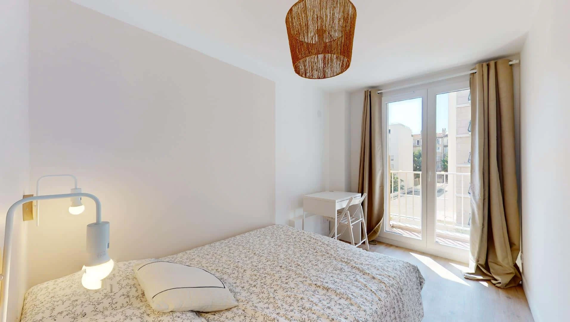 Habitación estudiantil luminosa y aireada con fácil acceso a la universidad en 