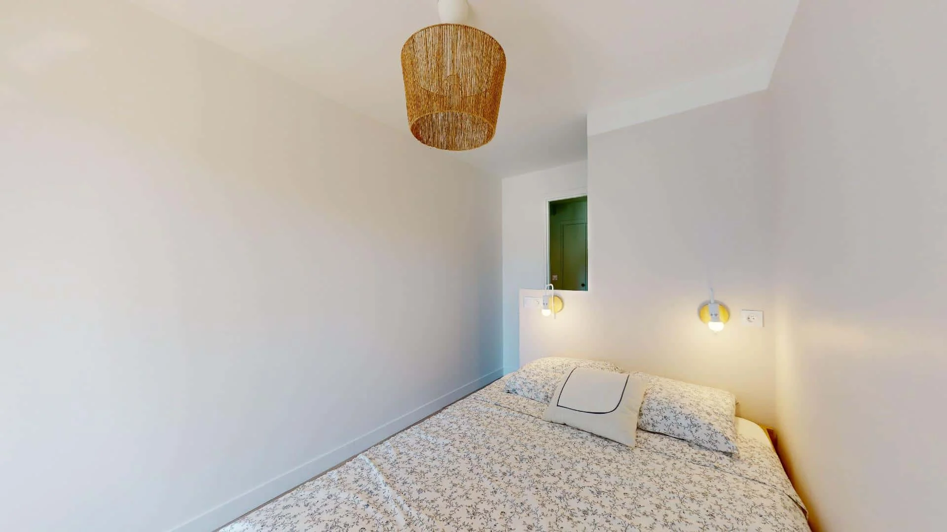 Habitación estudiantil funcional perfecta para estudiar en 
