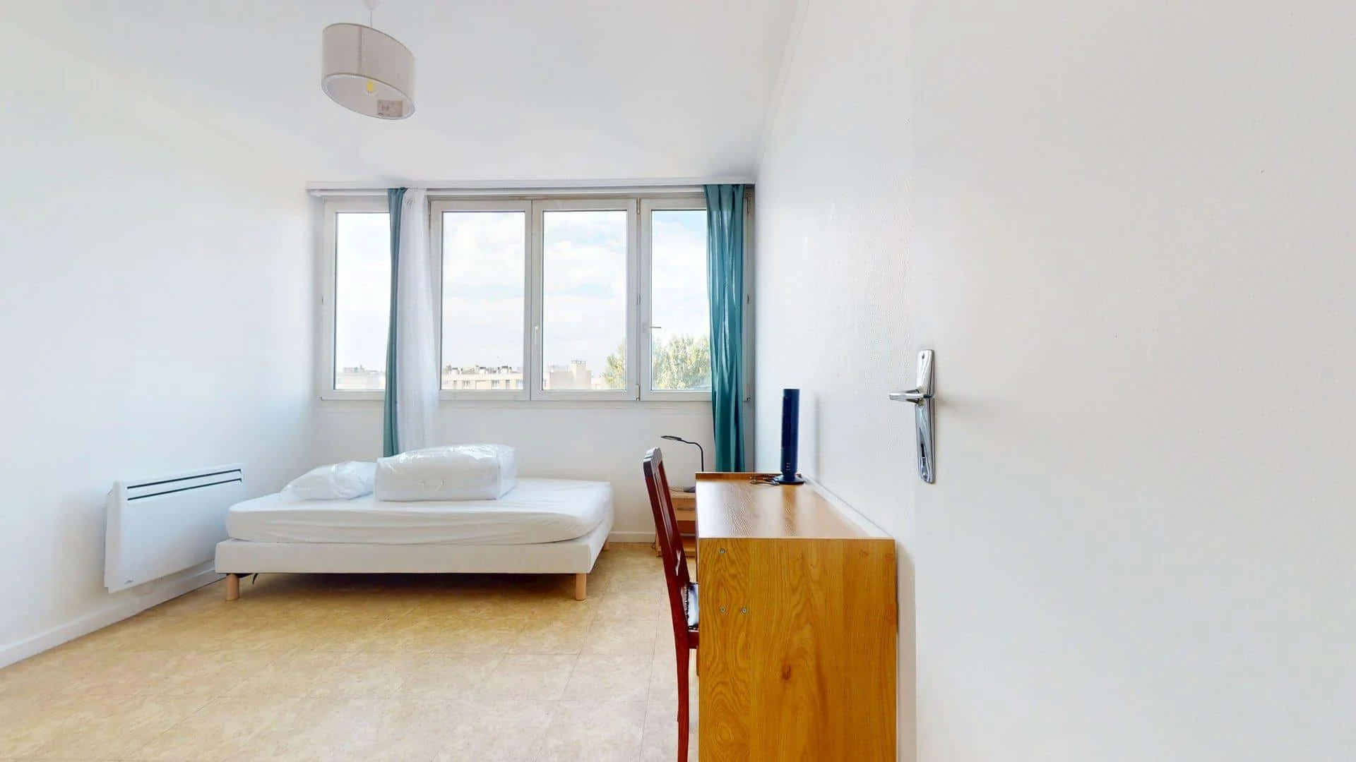Chambre confortable pour étudiants disponible dans 