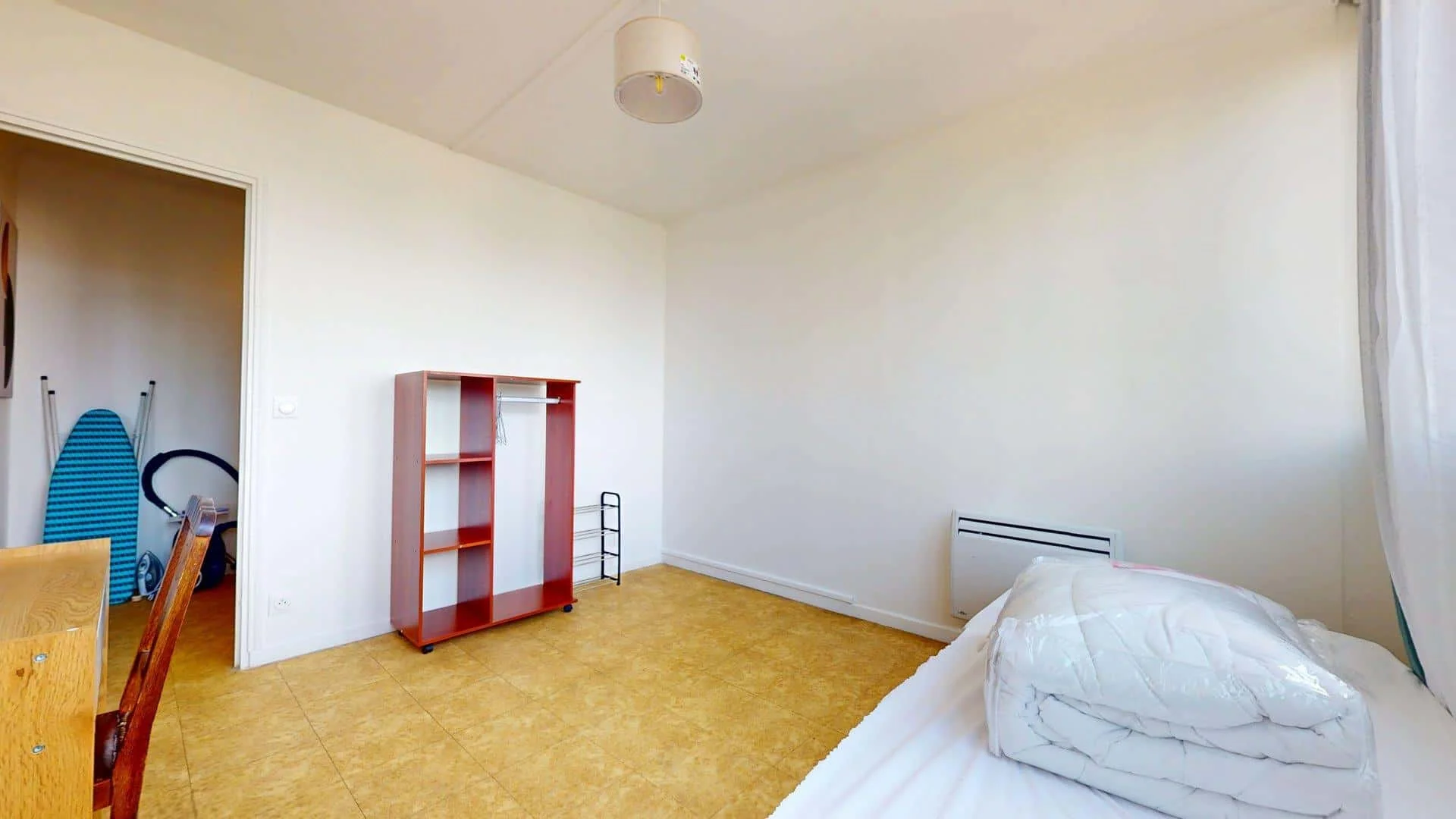 Chambre d'étudiant à  avec espace d'étude et installations communes