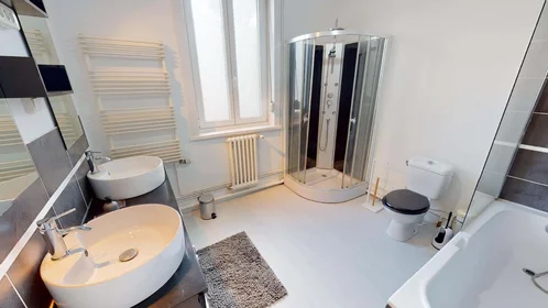 Stanza privata in 85 Rue de Bouvines, 59100 Roubaix, France, immagine 12 di 21