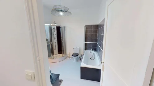 Stanza privata in 85 Rue de Bouvines, 59100 Roubaix, France, immagine 13 di 21