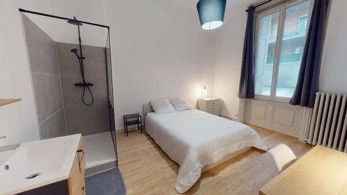 Özel oda konumu 11 Rue Palluat de Besset, 42000 Saint-Étienne, France, 1 30 görüntüsü