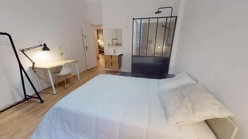 Özel oda konumu 11 Rue Palluat de Besset, 42000 Saint-Étienne, France, 2 30 görüntüsü