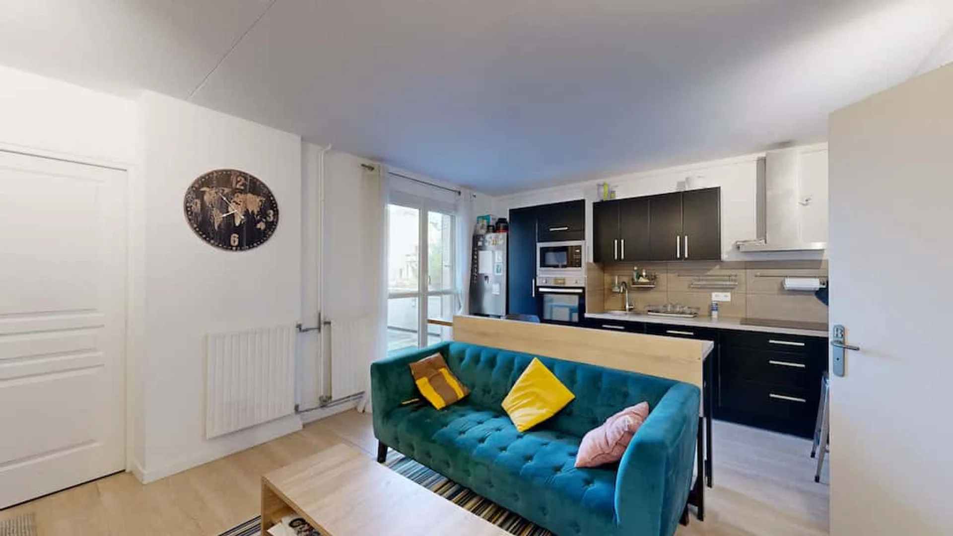 Habitación estudiantil luminosa y aireada con fácil acceso a la universidad en 