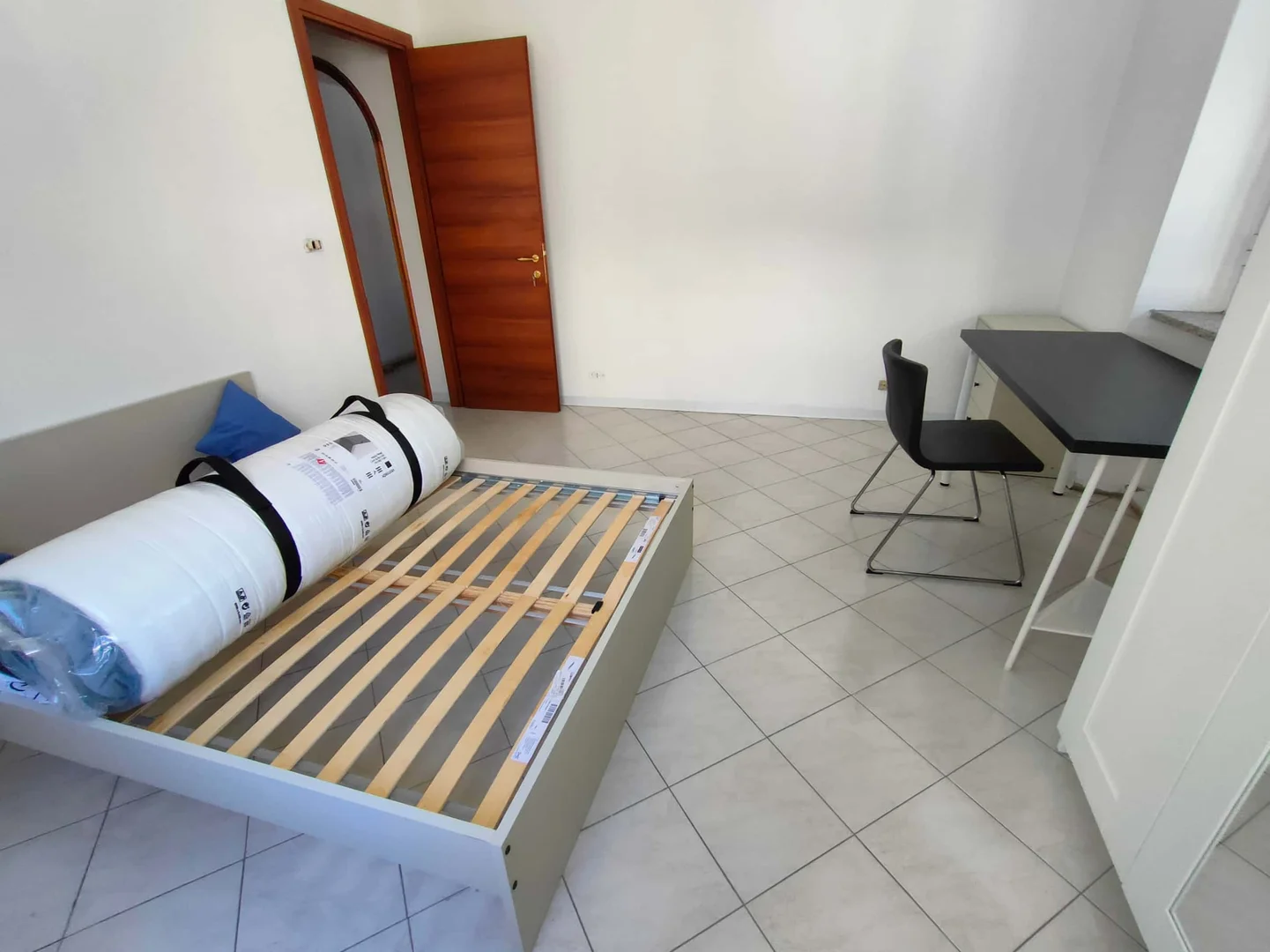 Chambre abordable pour les étudiants avec un bon éclairage dans