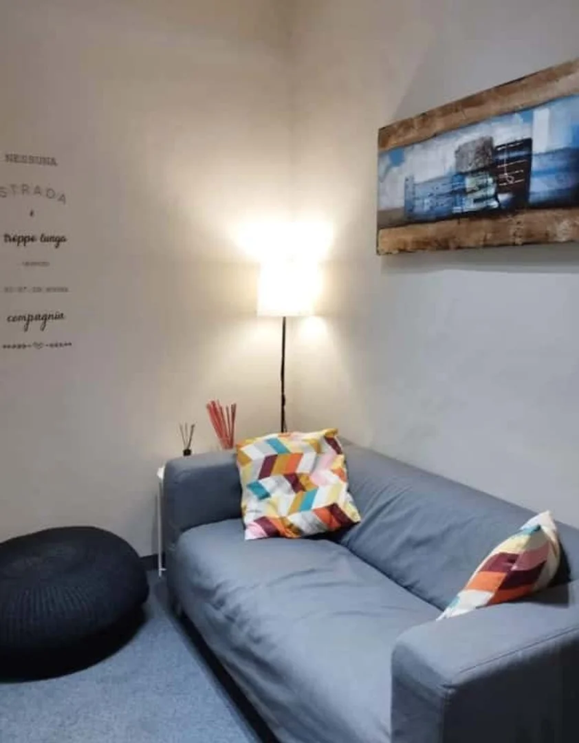 'de modern olanaklara sahip öğrenci dostu oda