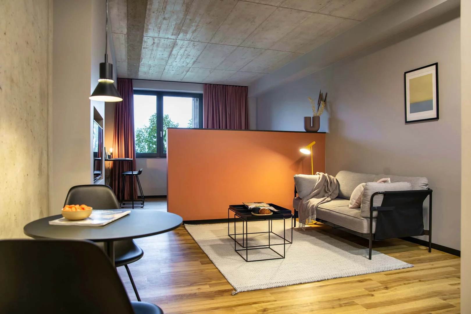 Chambre d'étudiant à  avec espace d'étude et installations communes