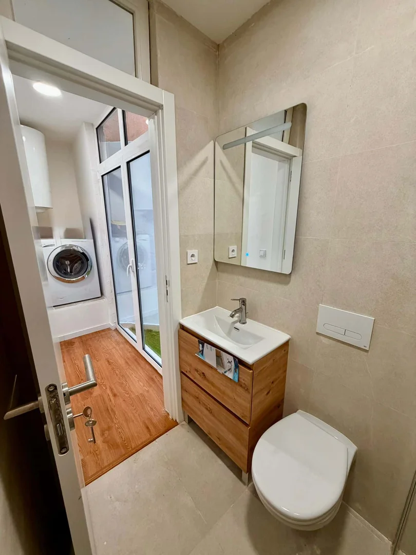 Economical student room with convenient location in