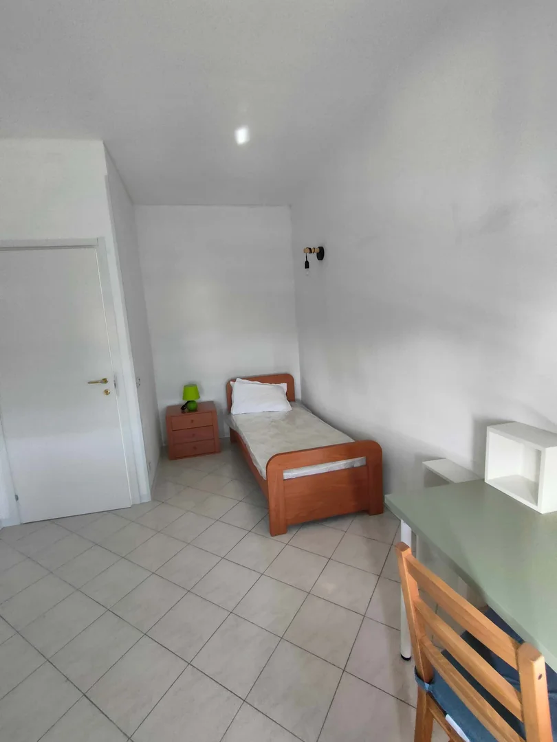 Chambre d'étudiant lumineuse et aérée avec accès facile à l'université dans 
