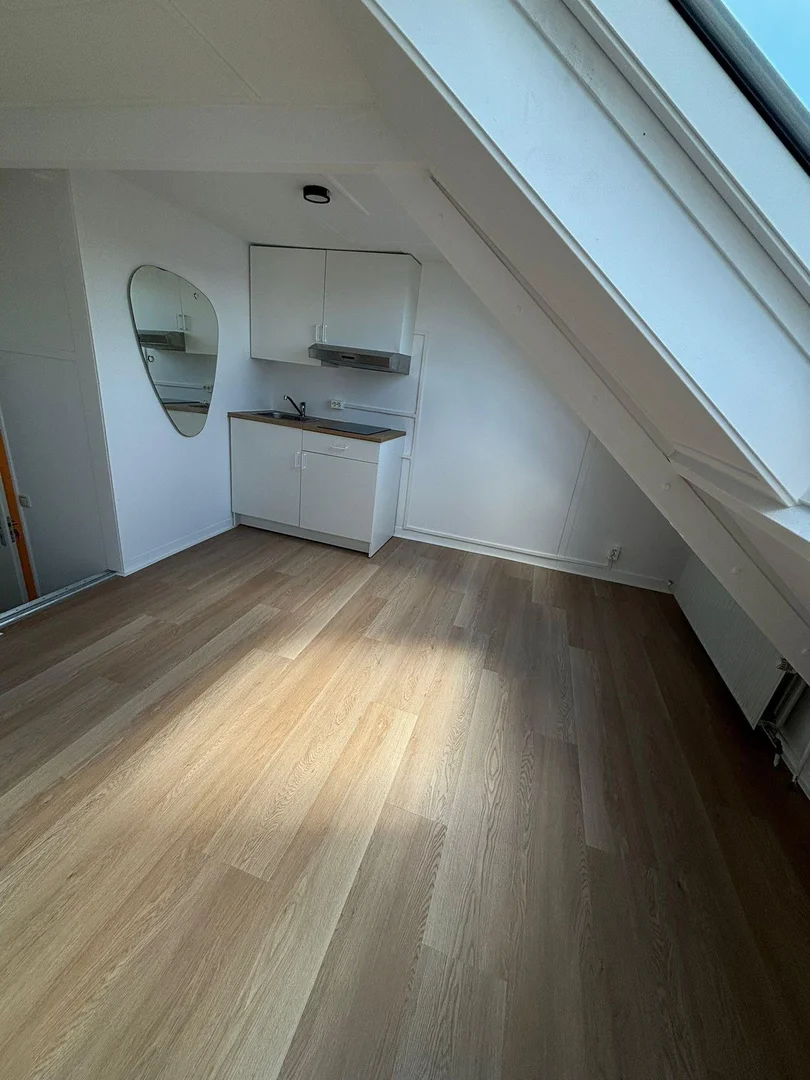 Chambre d'étudiant à  avec espace d'étude et installations communes