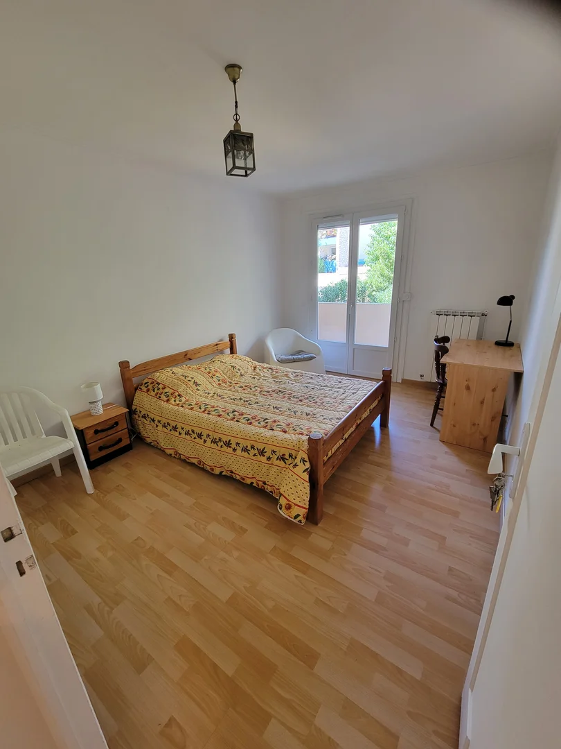 Chambre d'étudiant économique avec emplacement pratique dans