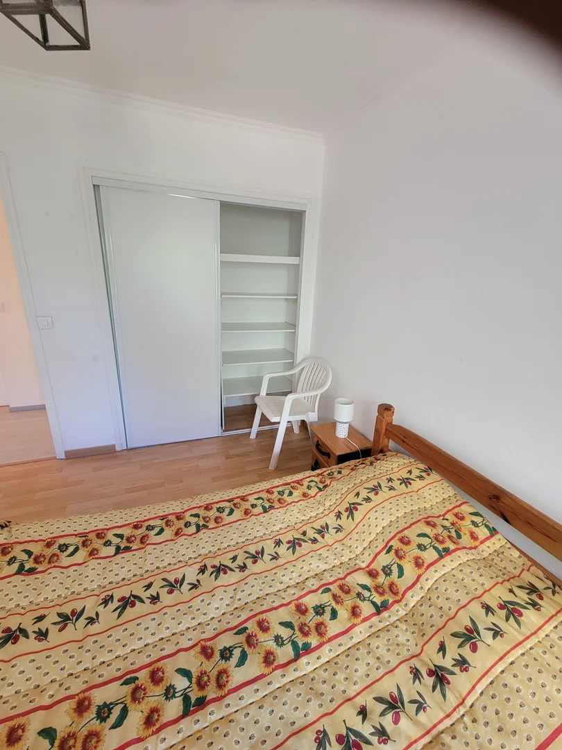 Chambre confortable pour étudiants disponible dans