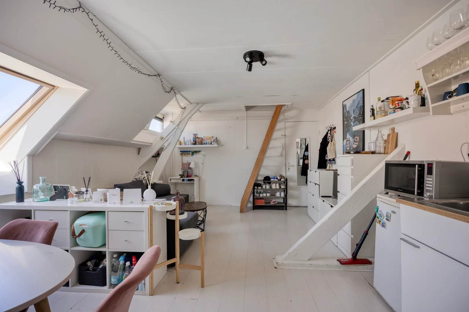 Habitación estudiantil luminosa y aireada con fácil acceso a la universidad en 