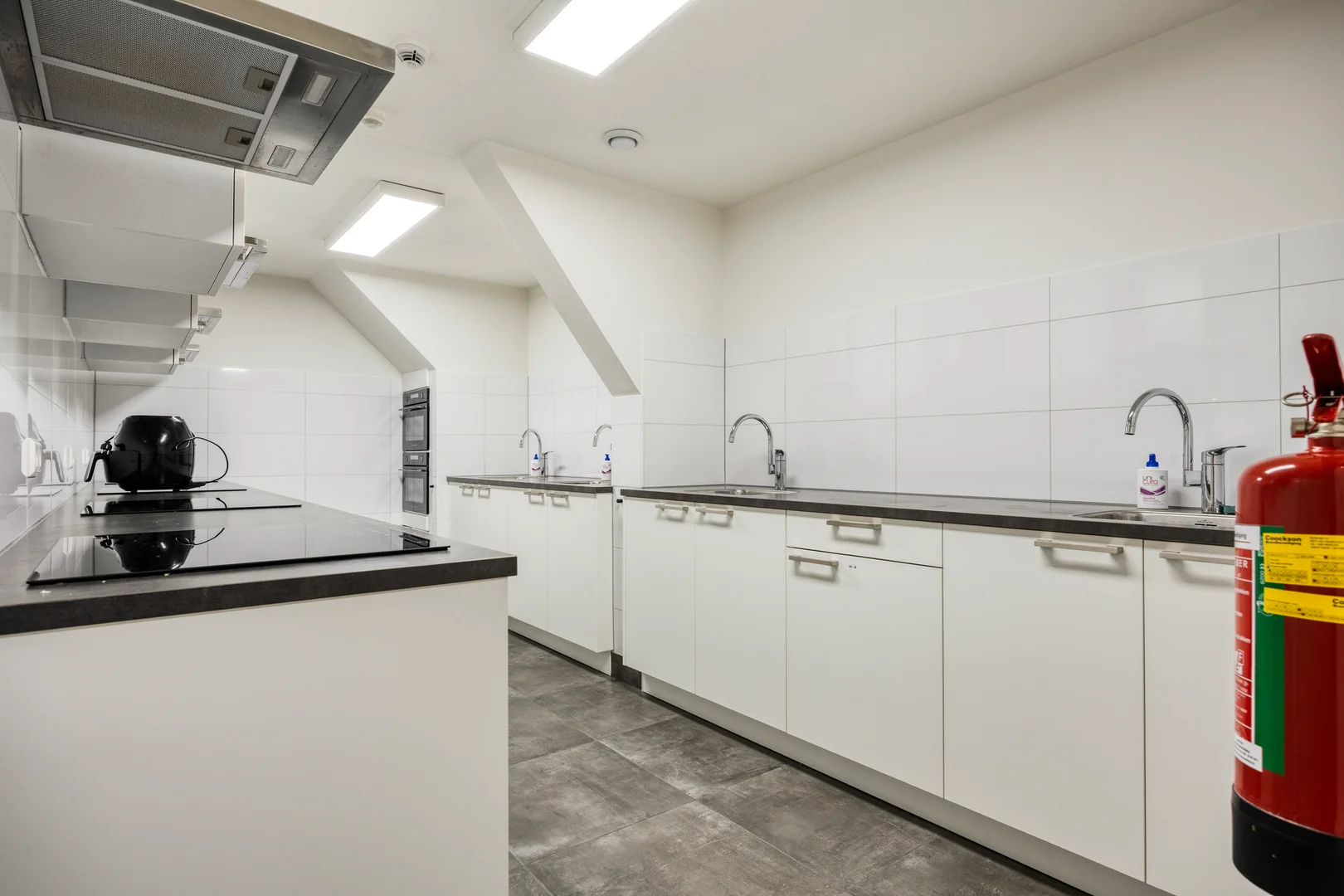 Habitación estudiantil luminosa y aireada con fácil acceso a la universidad en 