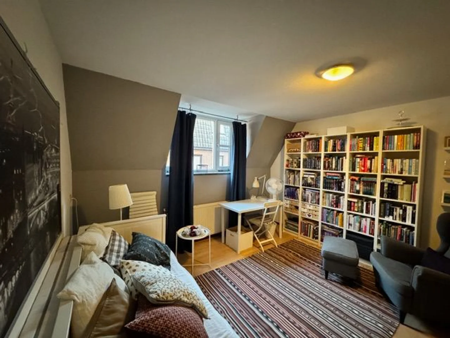 Habitación estudiantil funcional perfecta para estudiar en 