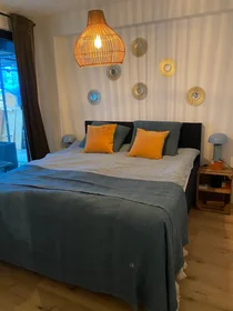 W pełni umeblowane mieszkanie w {area}