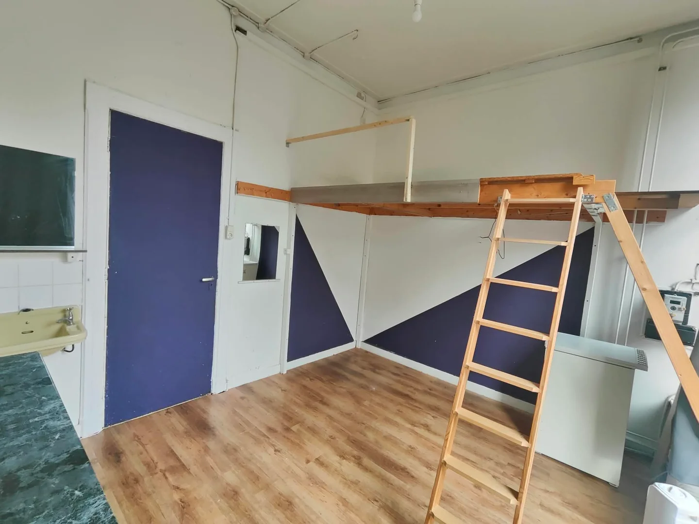 'de öğrenci dairesinde, tamamen mobilyalı kiralık oda