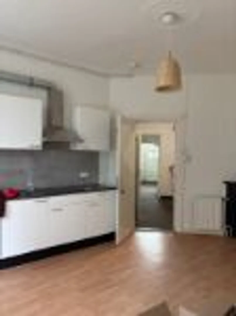 Habitación estudiantil amplia y cómoda en 