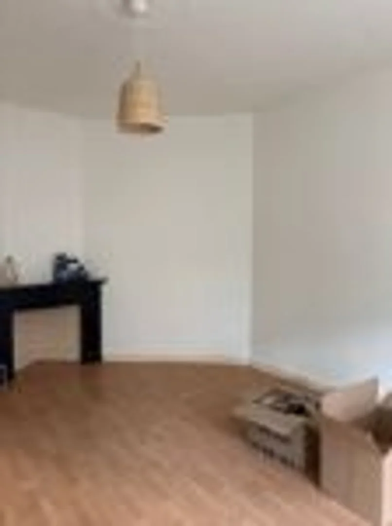 Habitación estudiantil funcional perfecta para estudiar en 