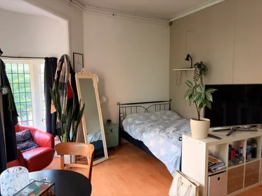 Quarto para alugar com cama de casal em {area}