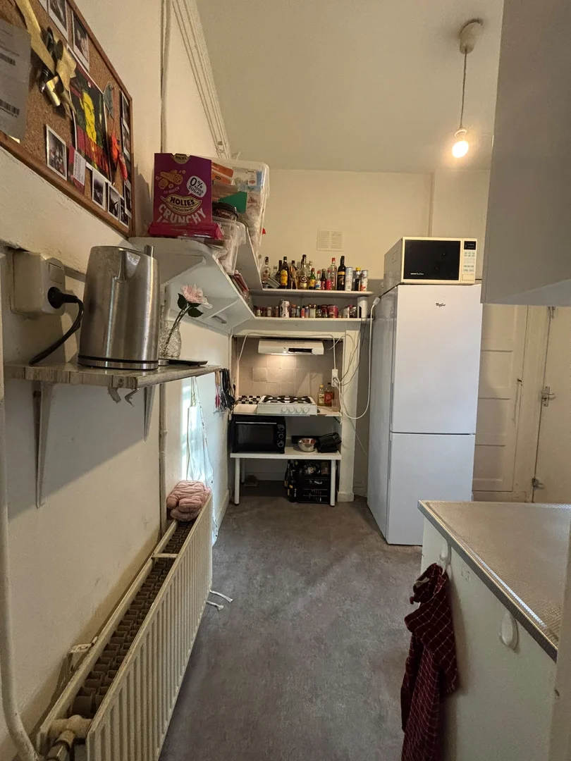 Quarto de estudante confortável e espaçoso em 
