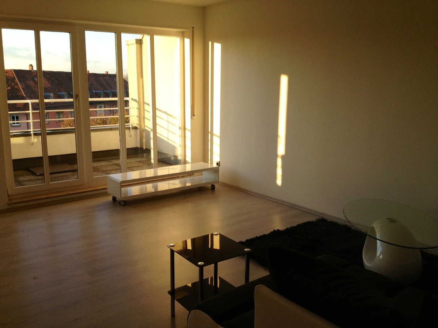 Affordable room for students with ample lighting in 