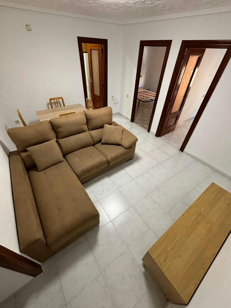Quarto acessível para estudantes com iluminação ampla em 