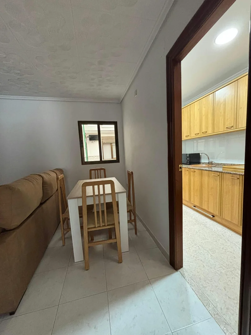 Quarto para alugar em apartamento de estudantes em , totalmente mobilado