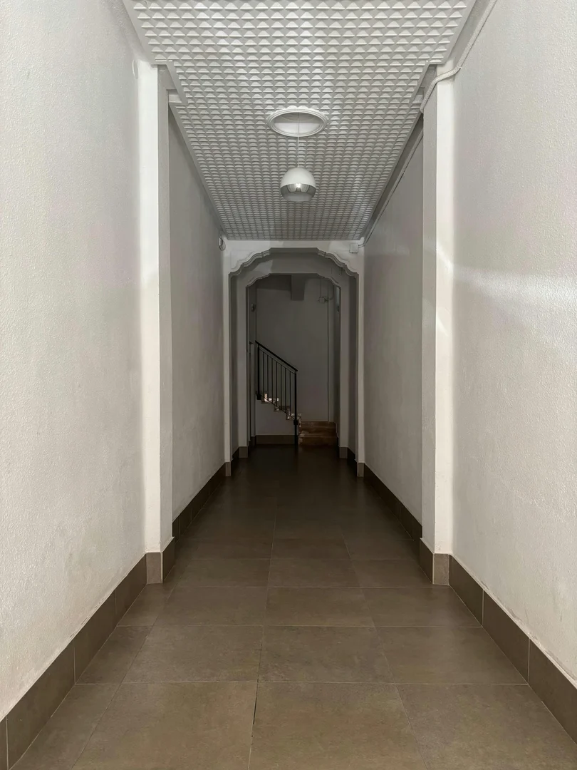 Quarto acessível para estudantes com iluminação ampla em 