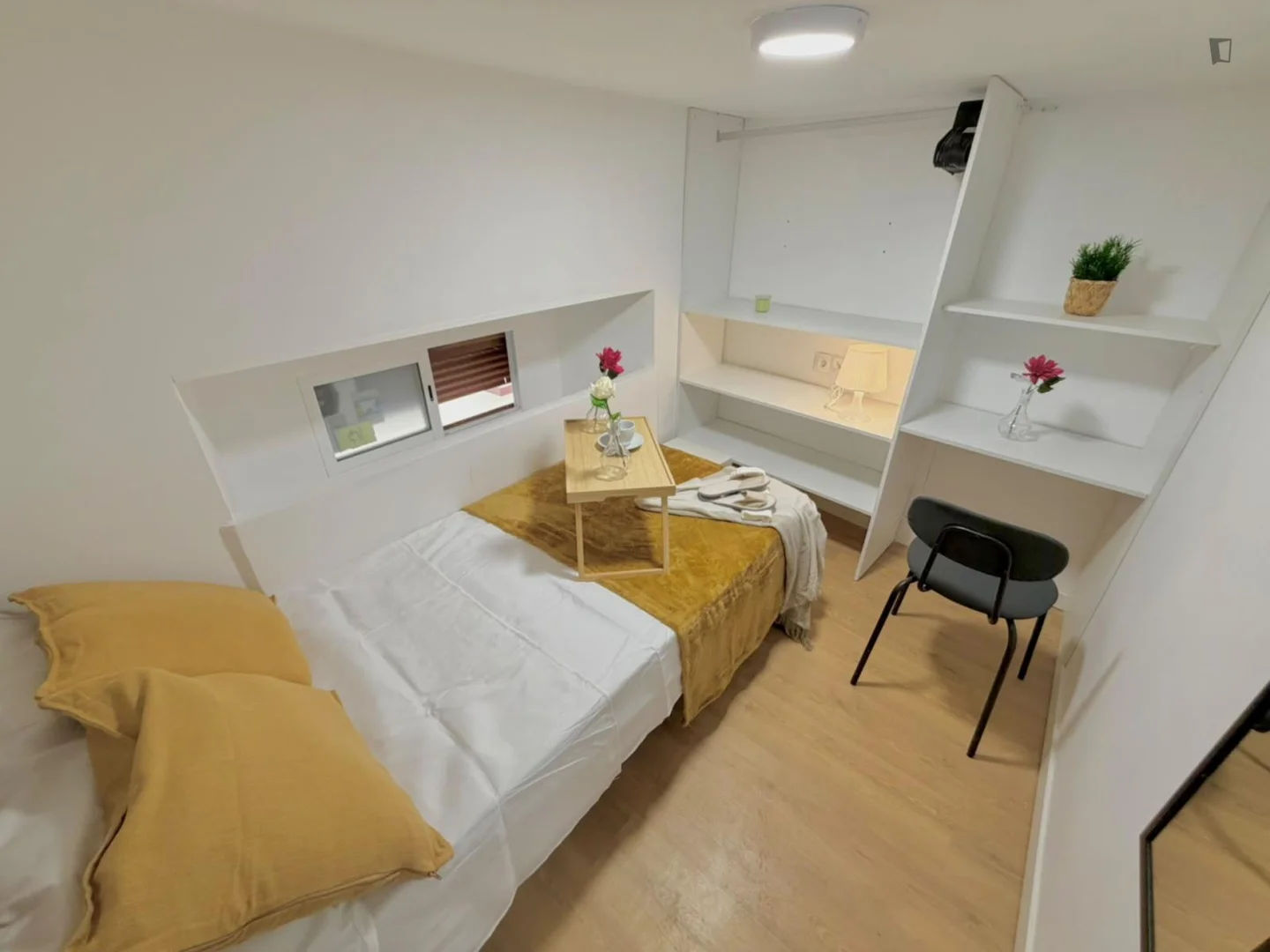 Studentenzimmer in  mit Arbeitsbereich und Gemeinschaftseinrichtungen