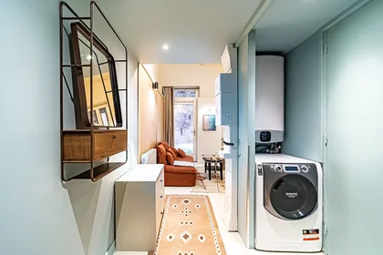 Logement entier à Place Louis Chazette, 1st Arrondissement, image 6 de 10