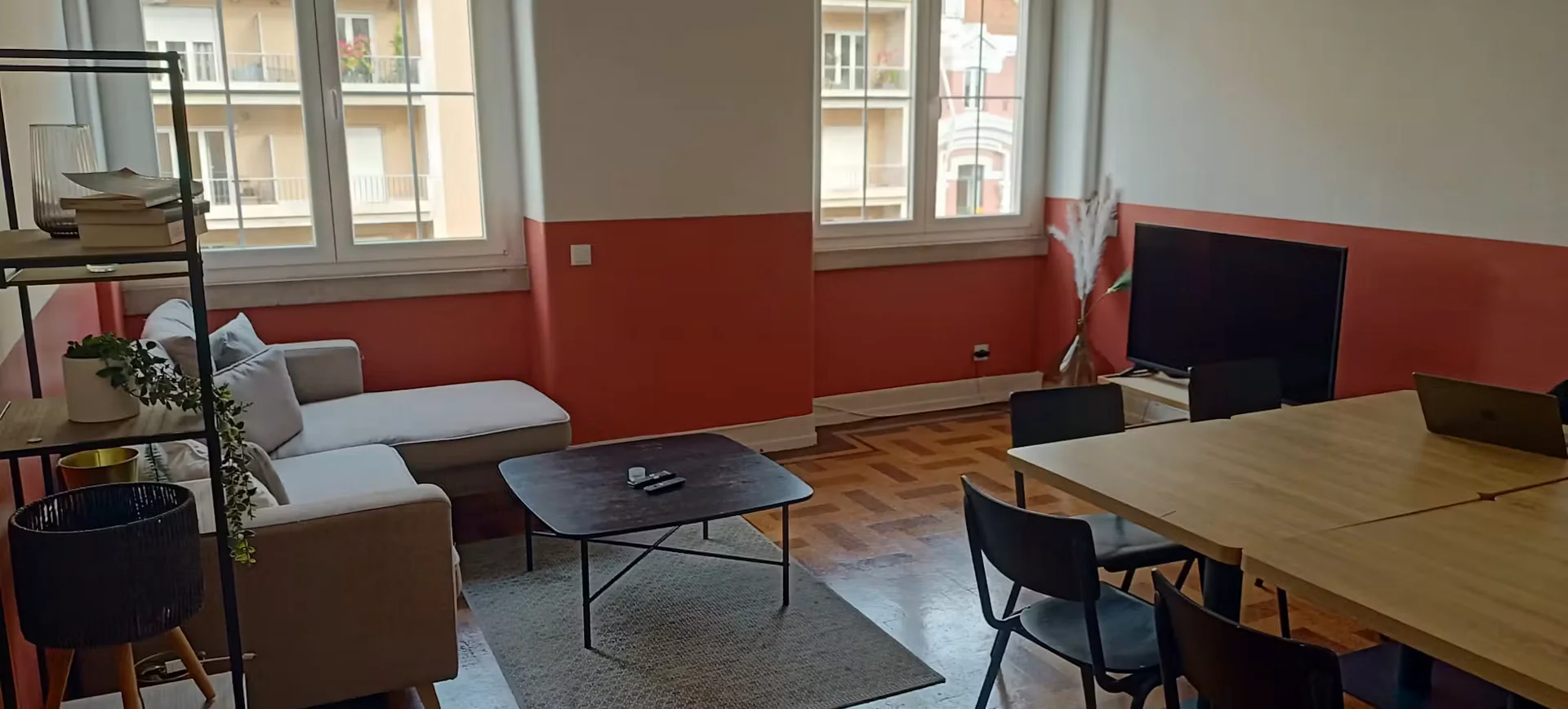 'da üniversiteye kolay erişime sahip aydınlık ve havadar öğrenci odası