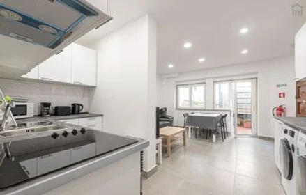 Chambre privée à Campo Pequeno - Av. Elias Garcia, 1º, image 1 de 19