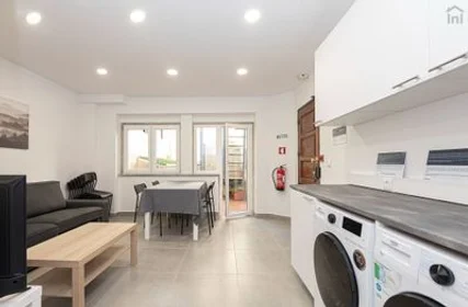 Chambre privée à Campo Pequeno - Av. Elias Garcia, 1º, image 3 de 19