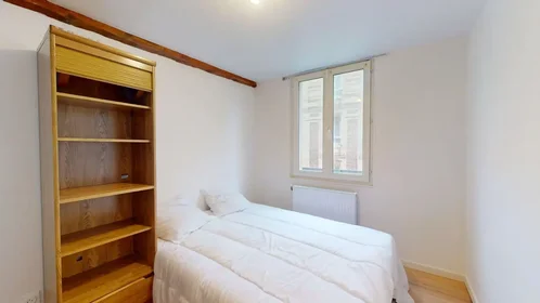 Quarto privado em Rue la Pérouse, Anatole France Danton, imagem 3 de 10