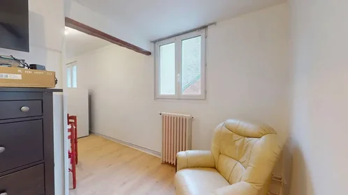 Quarto privado em Rue la Pérouse, Anatole France Danton, imagem 7 de 10