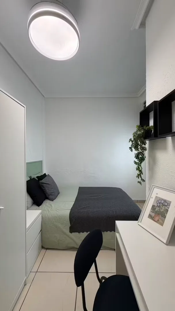 Quarto acessível para estudantes com iluminação ampla em 