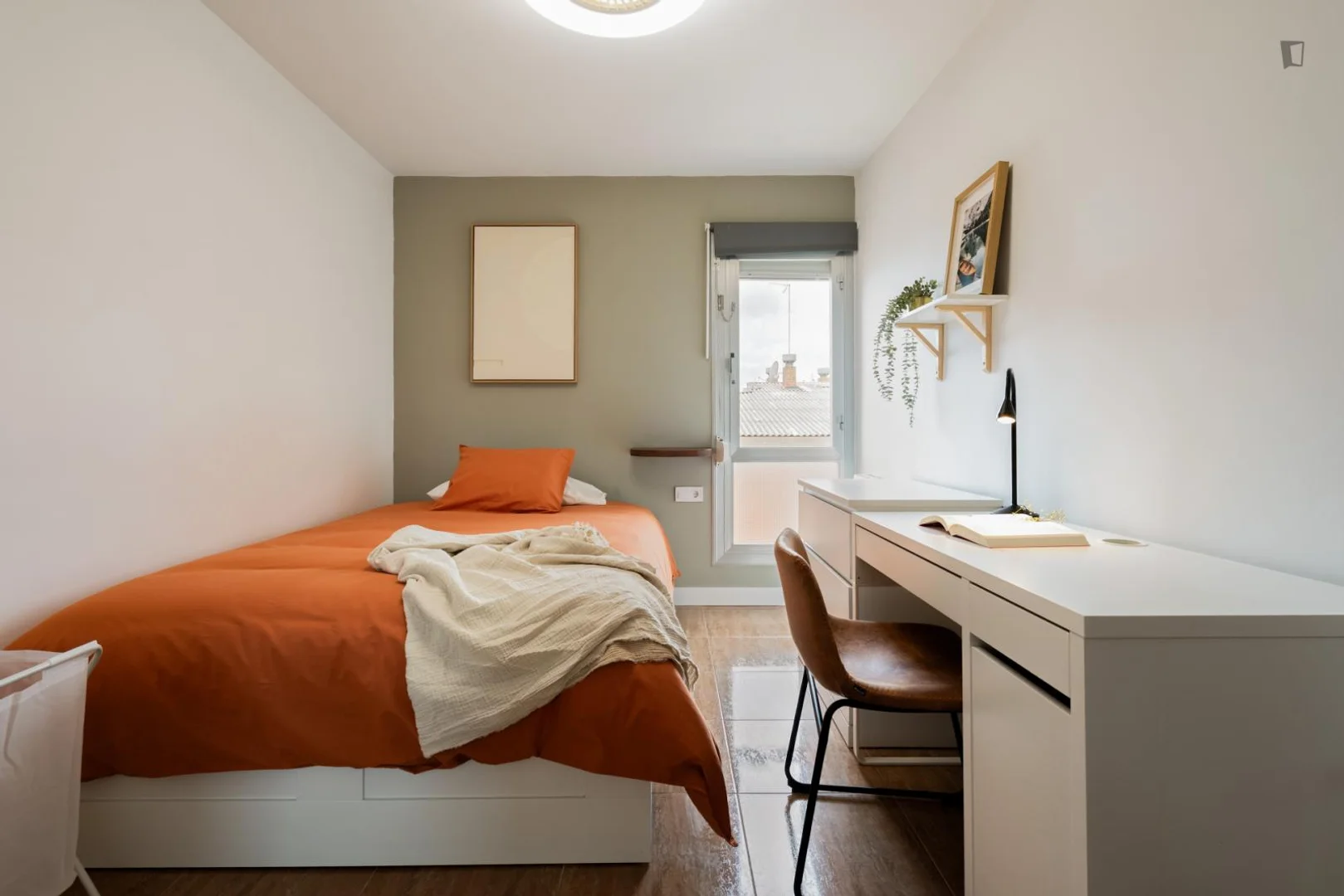 Habitación estudiantil funcional perfecta para estudiar en 