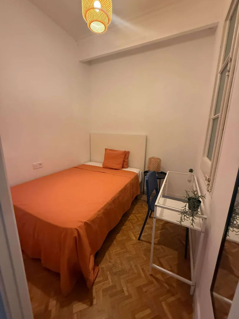 Chambre conviviale pour les étudiants dans  avec des équipements modernes