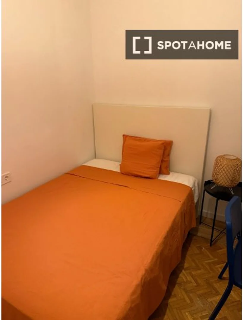 Chambre d'étudiant à  avec espace d'étude et installations communes